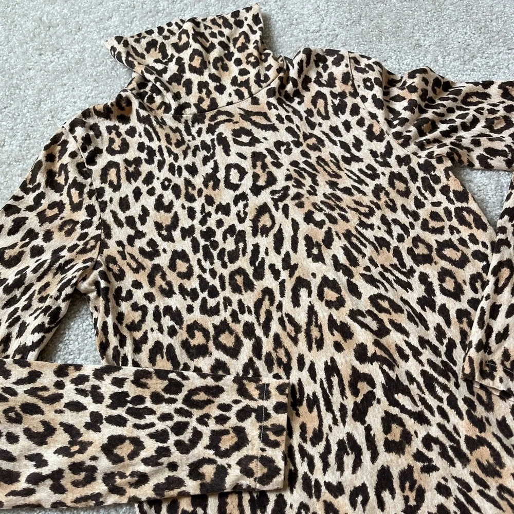 J. Crew Women’s Leopard Print Tissue Turtleneck Top size Small Like New! - Picture 4 of 4